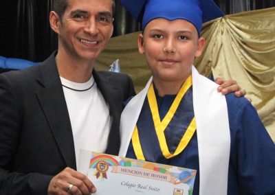Niños con togas y birretes celebrando su graduación de primaria en Bogotá