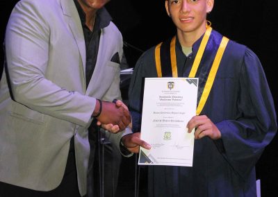 Ceremonia de grado con estudiantes usando togas y birretes en Bogotá