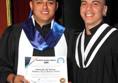 Estudiantes celebrando su graduación con togas y birretes en Bogotá